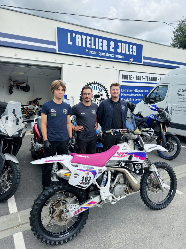 Jules devant son atelier moto